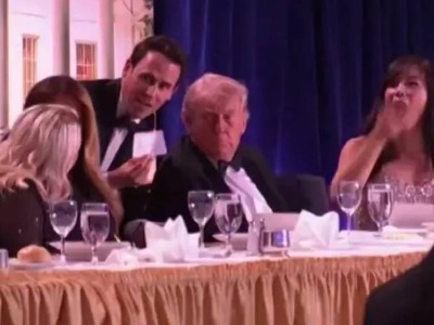 Трамп әйелімен бірге үстел астына тығылды.  АҚШ президентіне қарулы шабуыл жасалды