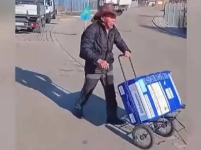 76 жастағы ақсақал Парижге жаяу жетті