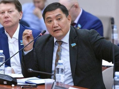ЕҰУ-ды ректордың әйелі тексере ме: Депутат Бақытжан Базарбек мәселе көтерді