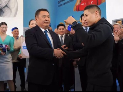Бокстан әлем чемпионы Оразбек Асылқұловқа екі бөлмелі пәтердің кілті табысталды