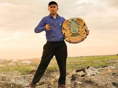 Жетісу тұрғыны қоқыстан Қазақстанның елтаңбасын үйіне әкелгені үшін айыппұл арқалады