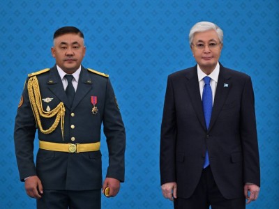 Президент Айдос Мырзахметовке жоғары әскери шен табыстады