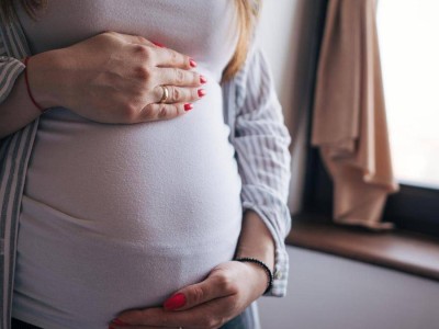 Жүкті екенін білмеген: Ауруханаға барған әйел аяқ астынан босанып қалды