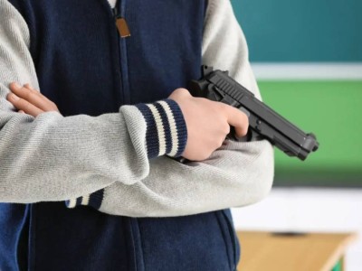 Ресейде 9-сынып оқушысы мектепке тапанша әкеліп, басқа балаларға оқ атты