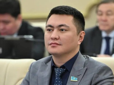 "Көк папка" дауы: Дәулет Мұқаев жұбайын құттықтаған видеосына түсініктеме берді