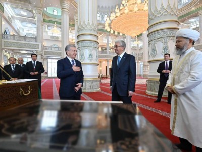 Тоқаев Өзбекстан Президентіне Түркістандағы жаңа мешітті көрсетті