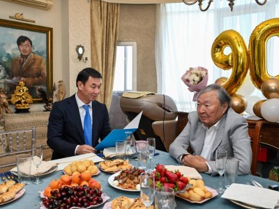 Алматы әкімі Олжас Сүлейменовті 90 жас мерейтойымен құттықтады