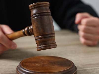 Шымкентте балаларын үтікпен күйдірген әйел сотталды