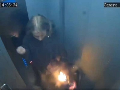 Лифтте тұрған жас қыздың сөмкесіндегі пауэрбанк жарылып, өрт шықты