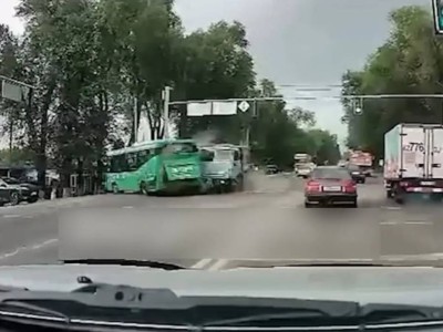 Автобус пен КамАЗ-дың соқтығысқан видеосы желіде тарады (Видео)