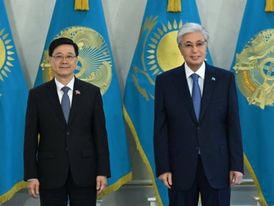Тоқаев кездескен Джон Лидің күндік табысы қанша?