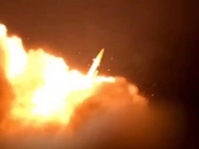 Ормуз бұғазында жағдай ушыға түсті: Иран АҚШ нысандарына соққы жасағанын мәлімдеді