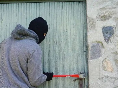 Көкшетауда жас жігіт алаяқтардан қорқып, өзінің туған шешесін тонаған
