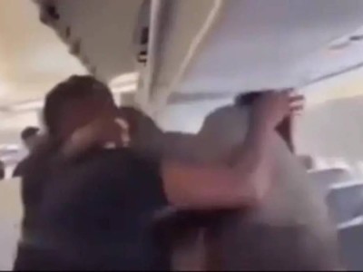 Ұшақ ішінде төбелесіп қалған жолаушылар рейстен шығарылды (ВИДЕО)