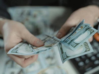 Зейнетақыны мерзімінен бұрын шешу: МВҚ мен ЭЫДҰ неге бұл шешімге қарсы болды?