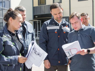 Қазақмыс Ұлытауға инвестиция салуда: Руслан Өскенәлі әлеуметтік нысандар құрылысының барысын тексерді