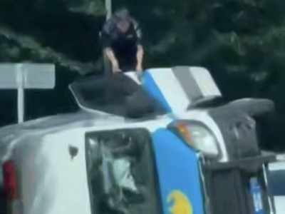 Ішінде қылмыскерлер бар полиция көлігі аударылып қалды
