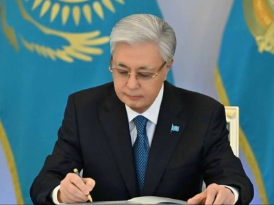 Тоқаев бірден маңызды төрт заңға қол қойды