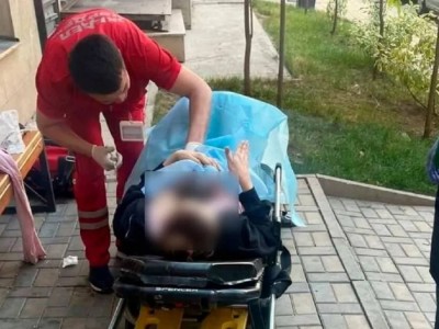 Алматыда әйел тұрғын үй кешенінің ауласында босанып қалды