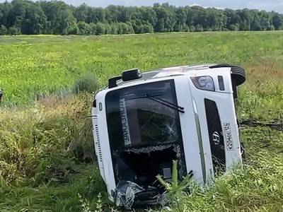 Рөлде ұйықтап кеткен әйелдің кесірінен 27 бала мінген автобус аударылды