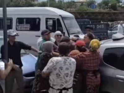 Арзан бағада құлпынай сатқан ер адамды басқа саудагерлер ұрып тастады