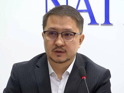 Іштен шыққан сұр жылан: біз ҚазТАГ-тың бас редакторы Әмір Қасенов туралы не білеміз