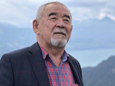 Шығыс жұрты айтыстың абызы Жүрсін Ерманға көлік мінгізді (ВИДЕО)