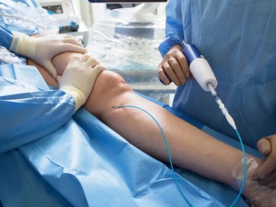 Атырауда хирург тегін жасалатын ота үшін пациенттерден ақша алған