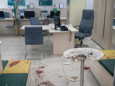 Павлодарда алаяқтар зейнеткерлерге банк ішінде петарда жарғызған