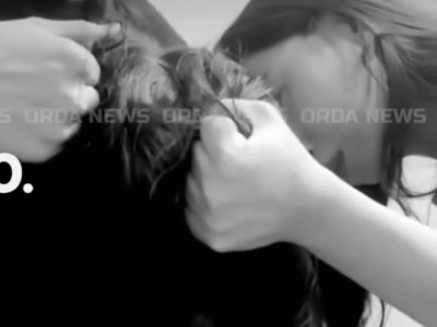 Бір топ қыз қатарласын аяусыз ұрып, видеосын желіге өздері жүктеген (ВИДЕО)