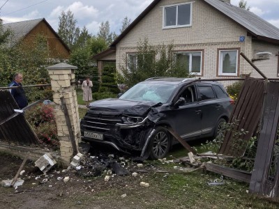 Алматы облысында көлік үйдің ауласына кіріп кетіп, екі әйелді қағып кетті