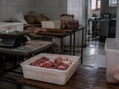 Астанада санитарлық талап сақталмаған цехтан шыққан ет дүкендер мен дәмханаларға жеткізіліп келген (ВИДЕО)