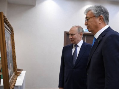 Тоқаев Путинге қандай сыйлық табыстады?