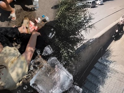 Павлодарда сәбиін арбамен серуендетіп жүрген әйелдің басына үлкен мұз кесегі құлады (ВИДЕО)