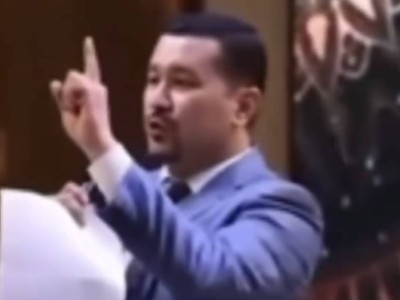 “Қазақтың батырлары ислам діні үшін соғысты”: Тойда сөз сөйлеген асаба сынға қалды