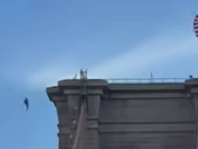 Қазақстан туын ұстап, жалаңаш күйде  көпірден секірген ер адам құтқарылды