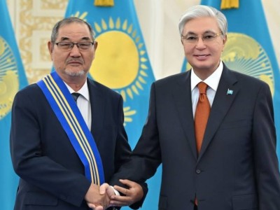 "Еңбегіне көрсетілген үлкен құрмет": Тоқаев Тұрсын Жұртбайды "Барыс" орденімен марапаттады