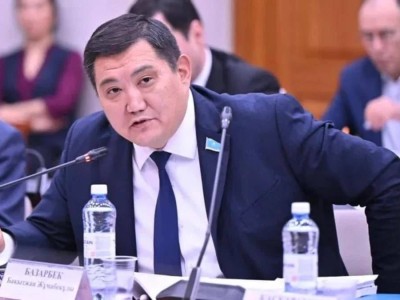Экс-депутат Бақытжан Базарбек адам қағып кетті деп айыпталды – БАҚ