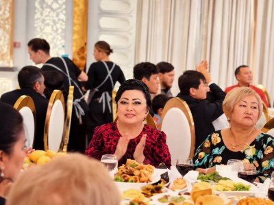 «Анамның қара шаңырағына әкелдік»: Мақпал Жүнісованың әулетіне келін түсті