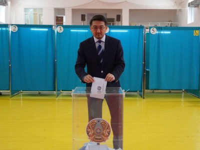 Жаслан Мәдиев Құрылтай депутаттарын сайлауда дауыс берді