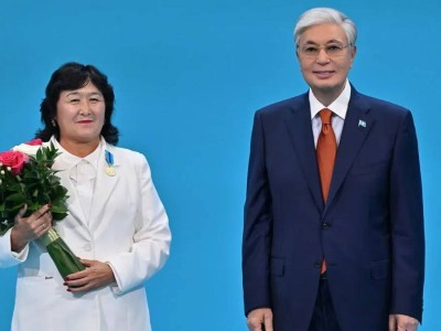 Тоқаев педагогтерге мемлекеттік наградалар табыстады