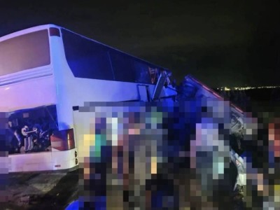 Автобус апатқа ұшырап, бес адам қаза тапты