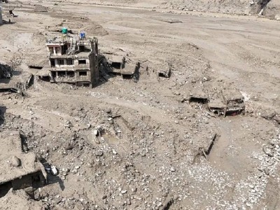 Непалда 10 күн бойы үйінді астында қалған екі адам тірі табылды
