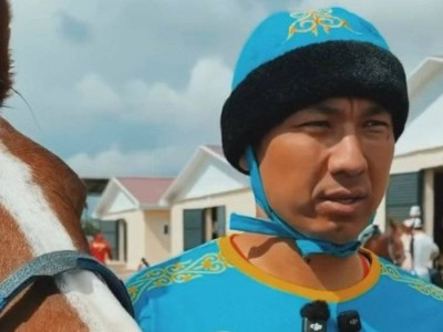 Көшпенділер ойындарында жарақат алған көкпаршыға ауылдастары ат мінгізді