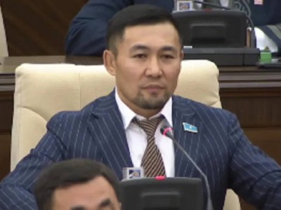 Депутаттарға Құрылтай мінберінен жақындарын құттықтауға тыйым салынды
