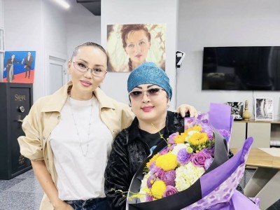 Мақпал Жүнісова Баян Алагөзованың жаңа студиясына барды