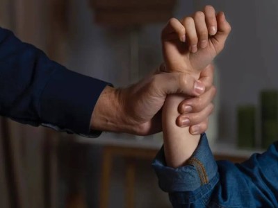 Үндістанда қазақстандық бапкер 16 жастағы қызға тиіскен