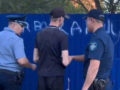 БҚО-да ғимарат қоршауына жазу жазған 19 жастағы жігіт қамауға алынды