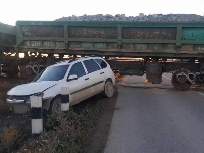 Қостанай облысында жеңіл көлік локомотивпен соқтығысты