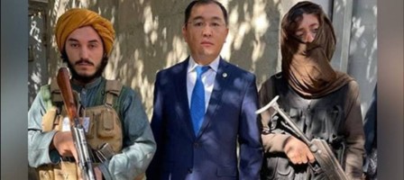 Қазақстандық шенеунік Кабулда тәліптердің күзетшісімен суретке түсіп, күлкіге қалды.